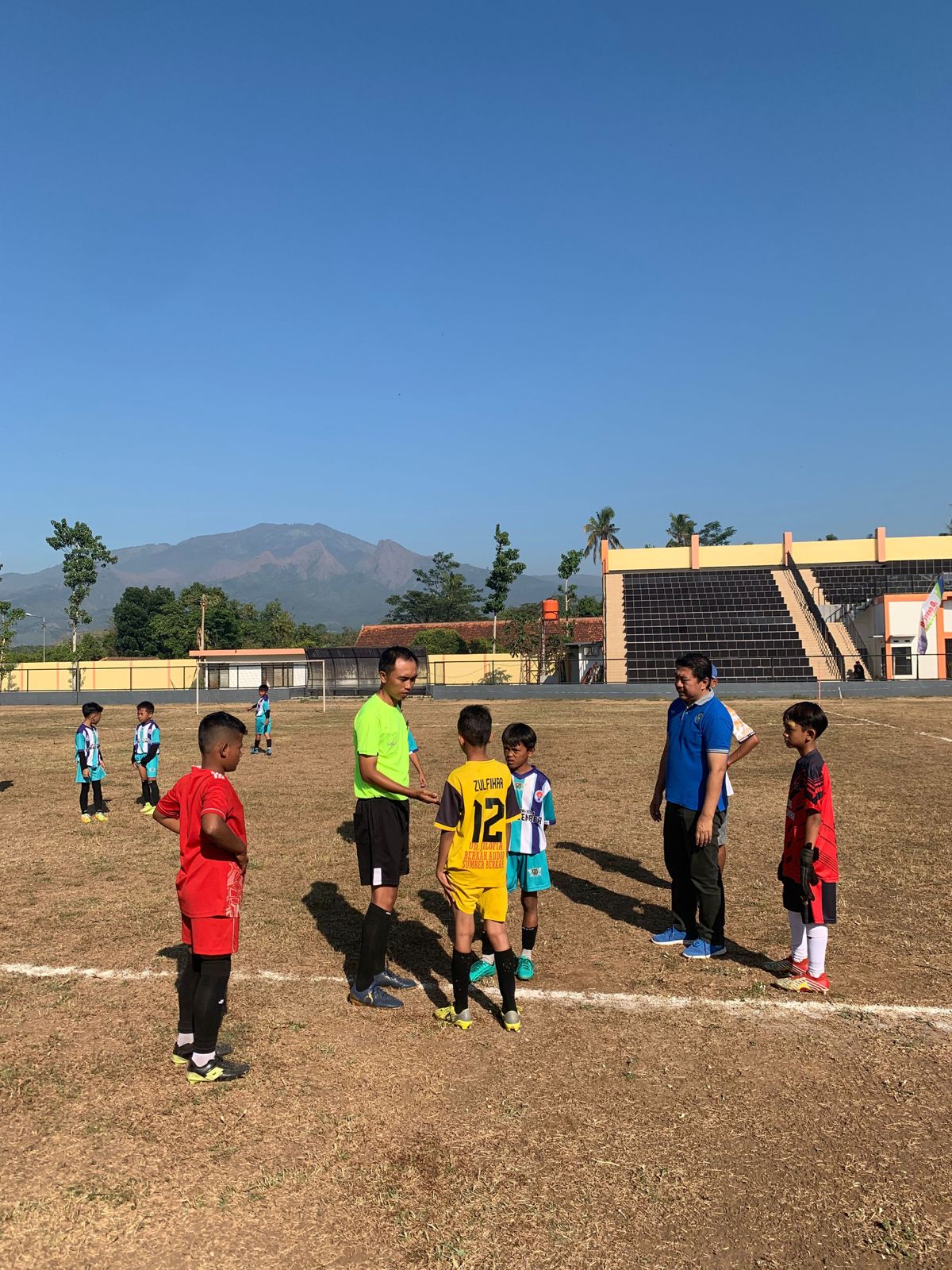 PERSOALAN sepak bola di Bondowoso ini kompleks. Bahkan, persoalannya terletak pada hal mendasar, yakni pola pikir dari setiap atlet sepak bola.