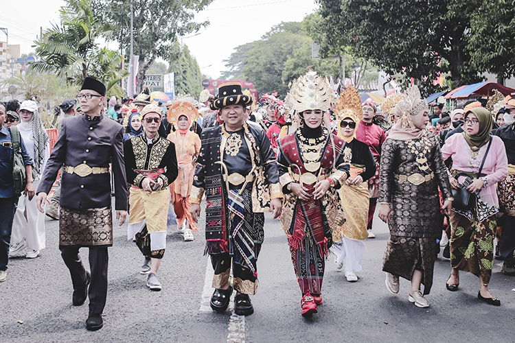 IKUT ANDIL: Bupati Jember Hendy Siswanto didampingi Wabup MB Firjaun Firjaun dalam Karnaval Budaya dengan mengenakan pakaian adat.