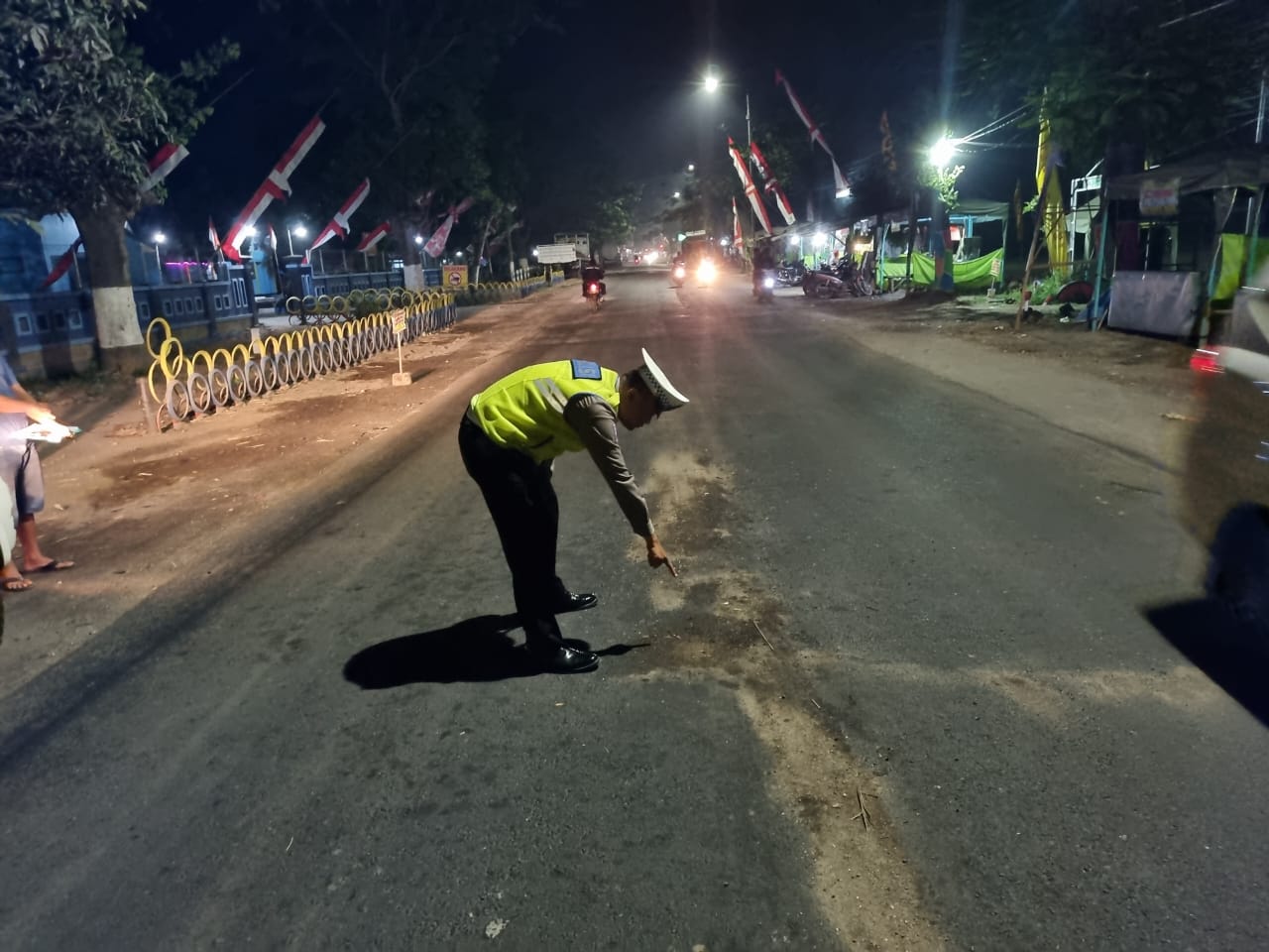DATANGI LOKAKSI: Anggota Unit Lakalantas Polres Jember saat mendatangi lokasi untuk melakukan olah tempat kejadian perkara (tkp). (Lakalantas untuk radarjember.id)