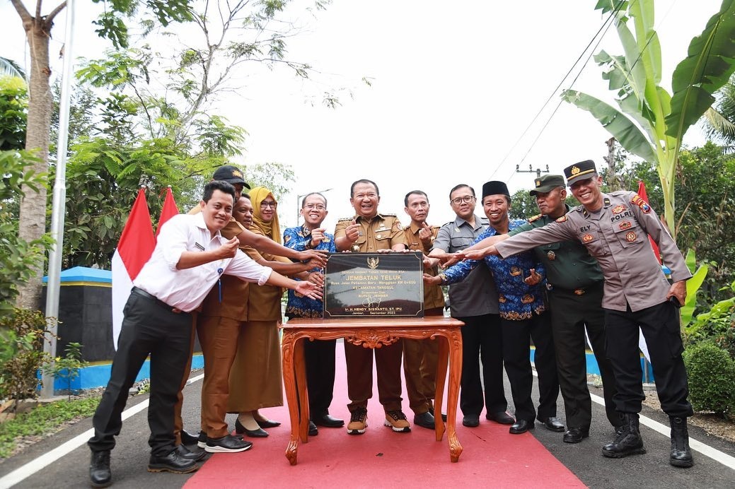 PERESMIAN: Bupati Jember Hendy Siswanto meresmikan Jembatan Teluk di Desa Patemon, Kecamatan Tanggul, Senin (18/9).