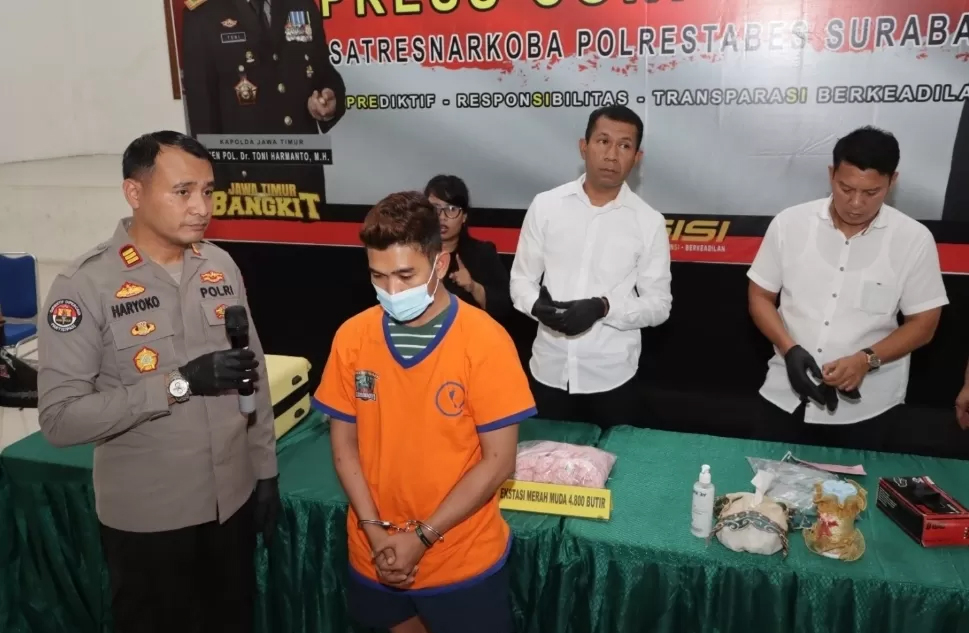 Tampak Tami (kanan) saat ditangkap polisi karena terbukti memiliki ribuan pil ekstasi di bawah lantai dapur