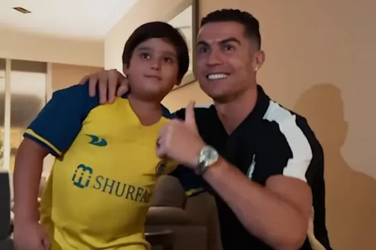 Jelang laga Liga Champions Asia antara Al Nassr kontra Persepolis publik sepakbola dihebohkan  seorang bocah asal Iran menangis karena ingin bertemu Cristiano Ronaldo.