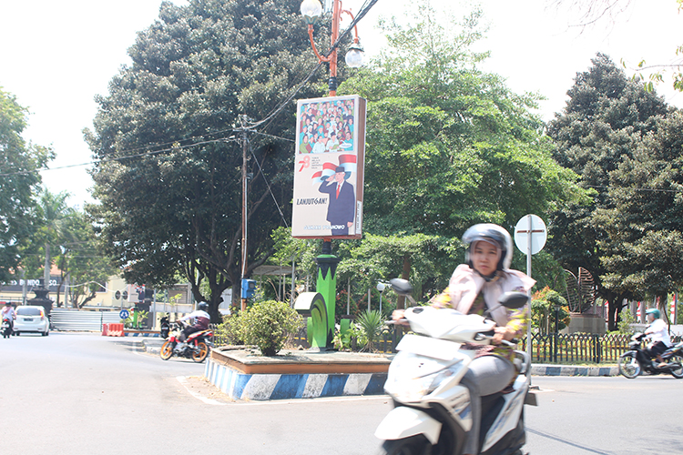 TERPAMPANG DI TAMAN: Gambar calon presiden dari PDIP, Ganjar Pranowo, tertera di neon box area taman kota di Stasiun Bondowoso.