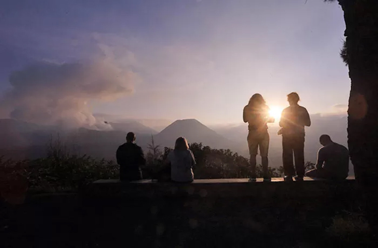 Di hari pertama terlihat wisatawan asing saat berkunjung ke kawasan wisata Gunung Bromo di hari pertama dibuka usai kebakaran hutan.