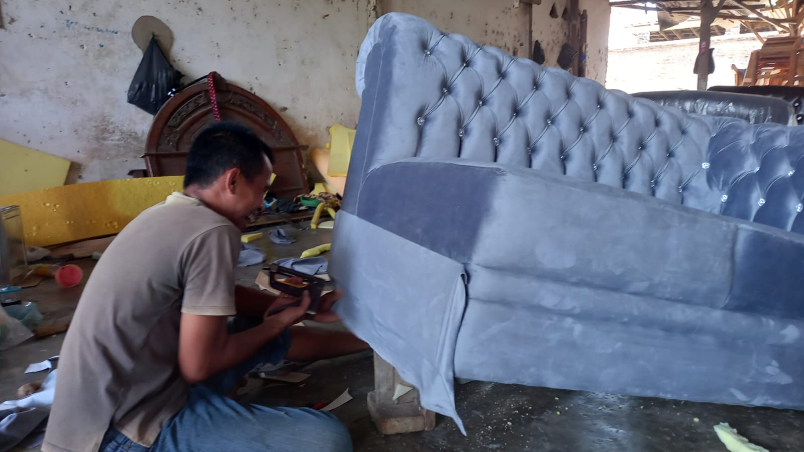 DIUKUR: Salah seorang karywan mebel di Karangbendo, Tekung sedang mengukur spons yang akan dijadikan kursi. (SOFI FATUS FOR RAME)