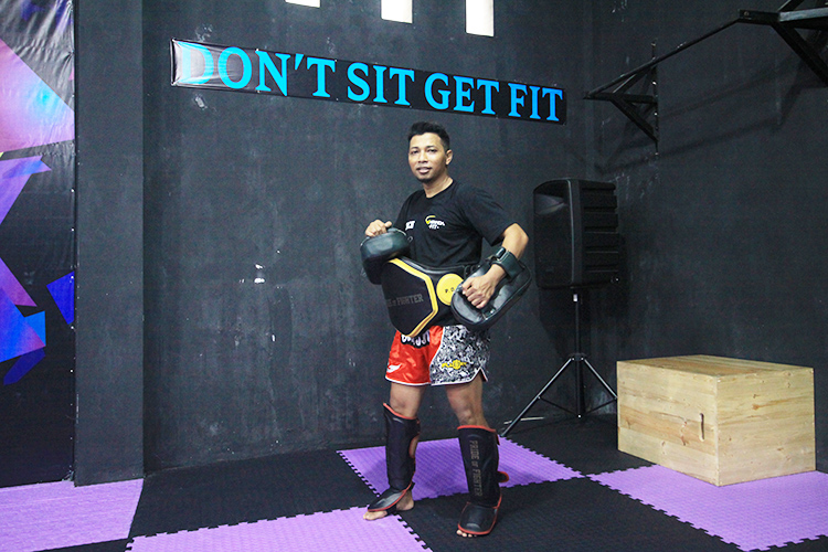 ANTUSIAS: Ferry Lingga Saputra menunjukan salah satu gerakan latihan dalam muay thai.