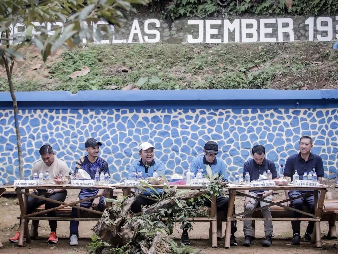 KOORDINASI: Bupati Jember Hendy Siswanto memimpin Rakor Si Rambo di area Sumber Telas, Kecamatan Sukorambi, Jember, Rabu (20/9). Melalui rapat itu diketahui tanah Sumber Telas belum bersertifikat.