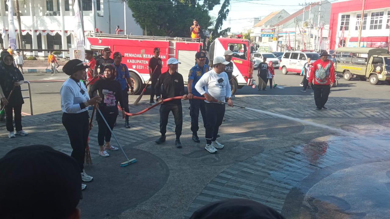 HARUS BERSIH: Bupati Jember Hendy Siswanto bersama Kasih Fajarini saat ikut bersih bersih trotoar dialun alun Jember. (Satpol PP untuk radarjember.id)