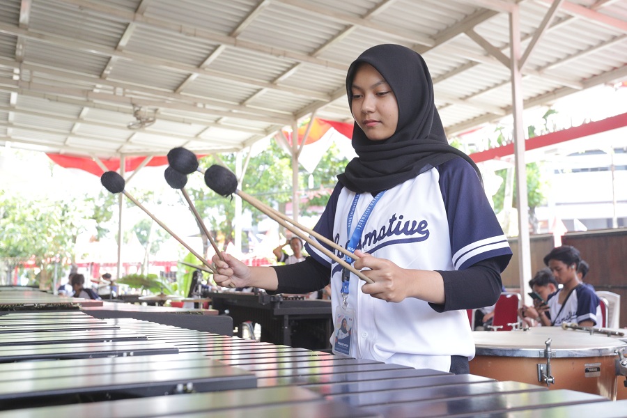 ASAH KEMAMPUAN: Putri Nazwa, salah satu peserta AMG 2023, berlatih di sekitar GOR PKPSO untuk menyiapkan penampilan terbaik di venue.