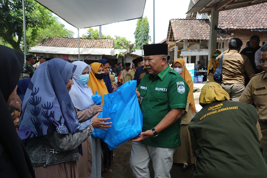PEMENUHAN GIZI: Bupati Jember Hendy Siswanto memberikan sejumlah paket kebutuhan gizi bumil dalam kegiatan J-Berbagi, beberapa waktu lalu.