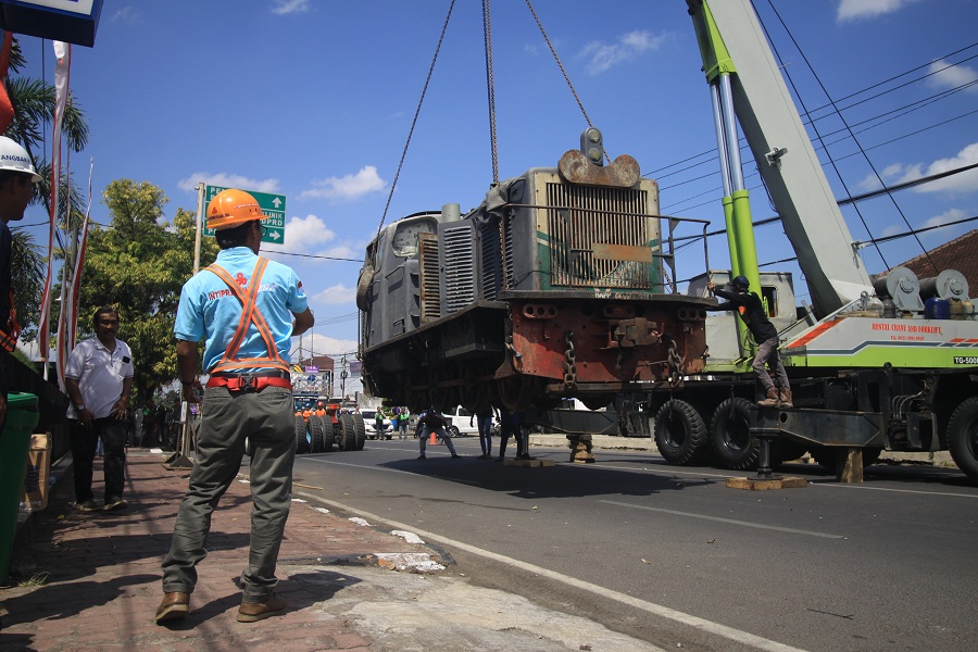 BARU: Petugas memindahkan lokomotif kereta api seri D301 13 dari Stasiun Cilacap ke kawasan perkantoran PT KAI Daop 9, di Jalan PB Sudirman, Kecamatan Patrang, pagi kemarin.