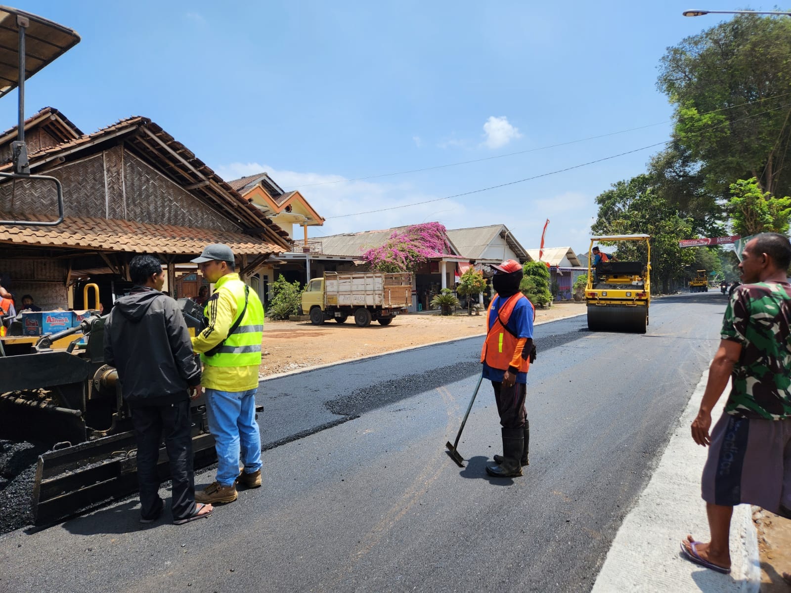MULUS: Jalan raya menuju wisata internasional, Kawah Ijen, di Desa Cindogo, Kecamatan Tapen, mulai dikerjakan.