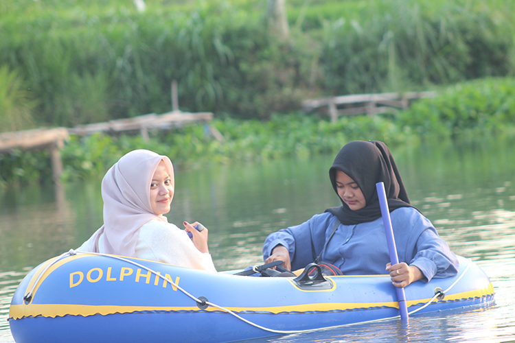 TERTAWA: keliling waduk menggunakan perahu karet, Kamis (21/9)