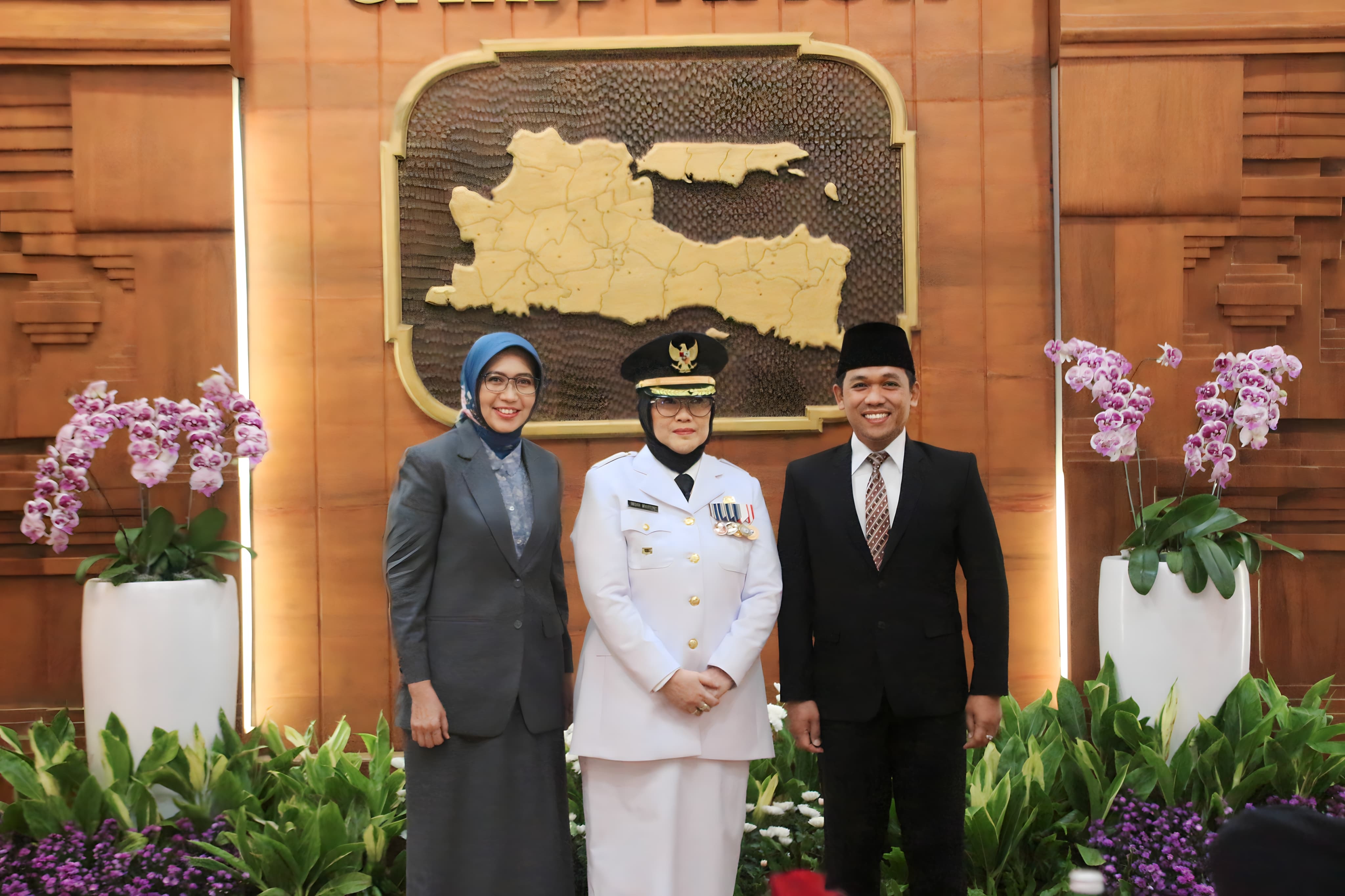 SERAH TERIMA: Pj Bupati Indah Wahyuni, Kepala BKD Pemprov Jatim, diapit Bupati Lumajang Thoriqul Haq dan Wakil Bupati Lumajang Indah Amperawati 2018&ndash;2023 dalam sesi foto bersama, kemarin.
