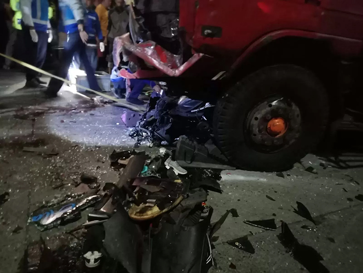 Truk rem blong menabrak sejumlah kendaraan di exit tol Bawen, Semarang, Sabtu (23/9) petang.