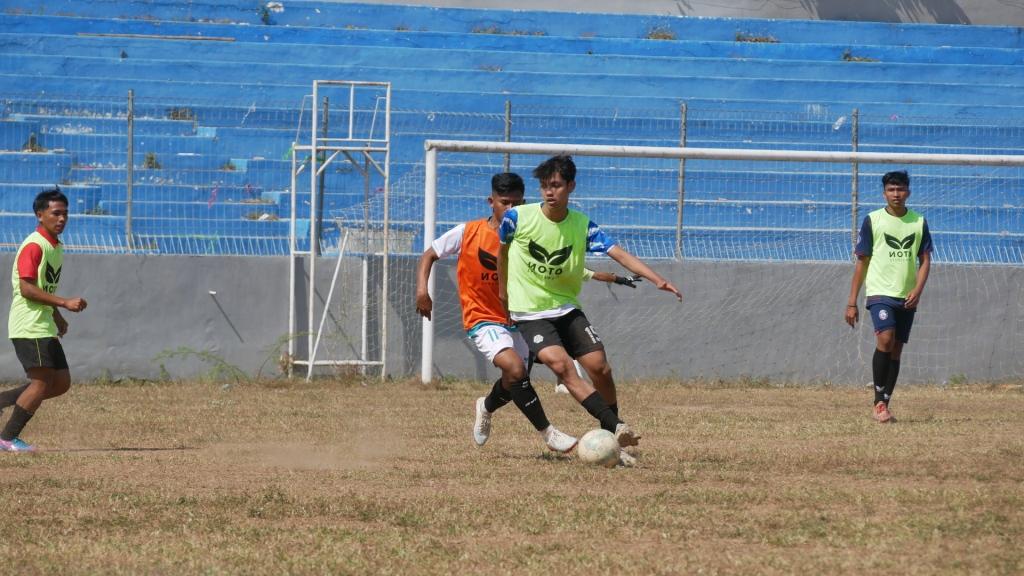 AMBIL TERBAIK: Proses seleksi pemain Persid Jember di Stadion Notohadinegoro, Jemberlor, Patrang, kemarin pagi. Lebih dari 40 pemain lokal ikut seleksi ini. (SIDKIN ALI/RADAR JEMBER)