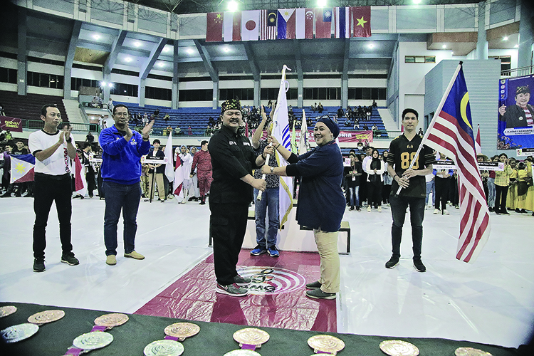JUARA: Peserta Asian Music Games (AMG) 2023 yang mendapat juara diberi penghargaan.&nbsp;&nbsp;