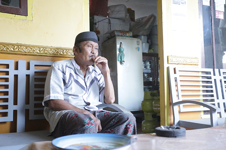 PENUH PERJUANGAN: Jupri menceritakan pengalamannya selama menjadi guru mengaji di Kelurahan Kranjingan, Kecamatan Sumbersari.