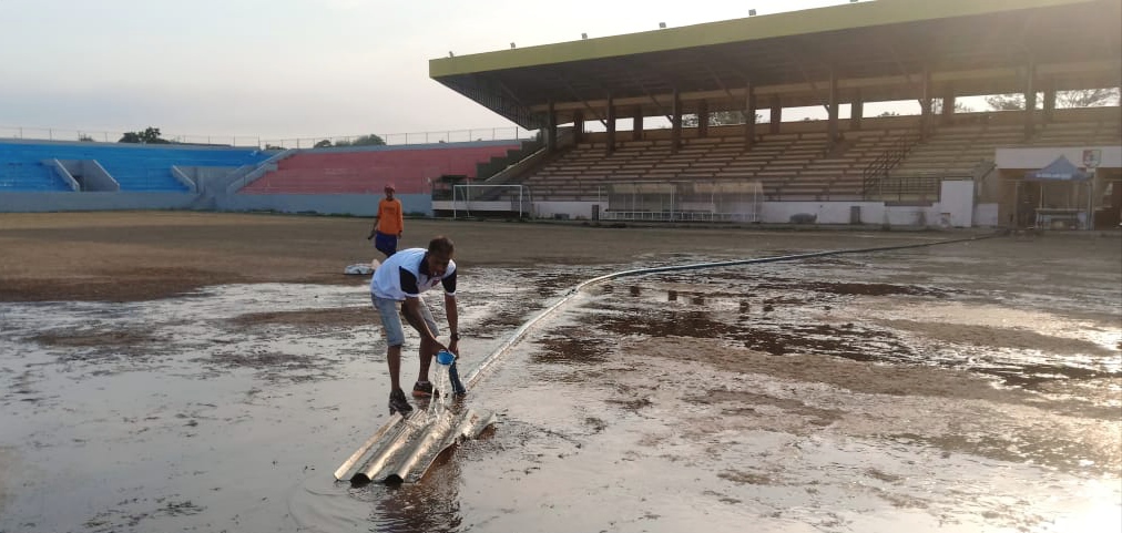 DIBASAHI: Lapangan Stadion Notohadinegoro Patrang disiram oleh petugas, Rabu (27/9). Ini dilakukan untuk meminimalisasi debu saat digunakan pertandingan sepak bola.