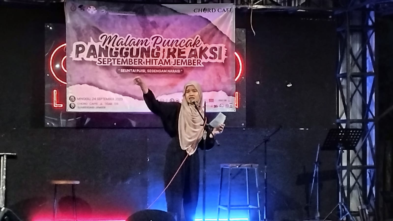 AKSI: Mahasiswa membacakan puisi dalam panggung reaksi September Hitam di salah satu kafe di Jember.