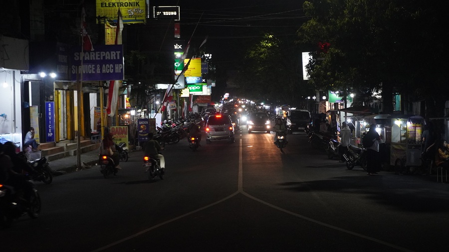 PR LAMA: Jalan Jawa terkenal macet pada jam pulang sekolah, pulang kerja, dan saat malam. Selain karena padatnya aktivitas warga, di sepanjang jalan ini banyak PKL berjualan dan parkir di bahu jalan