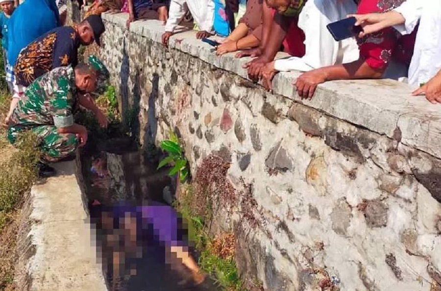 Jenazah Ariati tergeletak di anak sungai di Dusun Sungai Tengah, Desa Patalan, Kecamatan Wonomerto, kemarin pagi