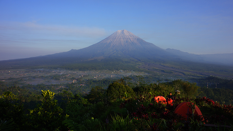 MENJULANG TINGGI: Panorama Gunung Semeru terlihat jelas dari puncak Bukit Simbar Semeru di Desa Oro-Oro Ombo Kecamatan Pronojiwo. Indahnya panorama ini bisa dinikmati dengan sempurna.