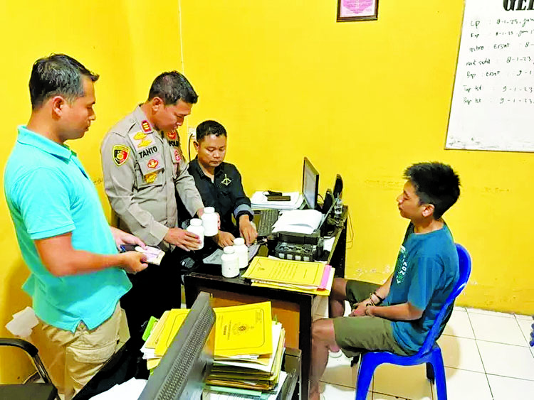 DIPERIKSA: Polisi mengamankan tersangka penjual obat putih berlogo Y Januari lalu.