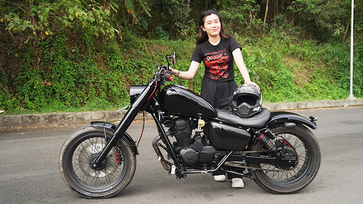 KEREN: Riska Lestary menaiki sepeda motor custom. Ini salah satu jenis motor custom yang dia modif dan rakit sendiri di bengkelnya.