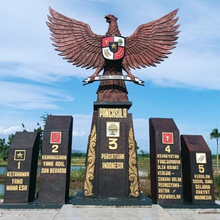 KOKOH: Tugu Pancasila yang berada di Dusun Krajan, Desa Wonosari Kecamatan Puger ini sebagai penanda ideologi pancasila tetap kokoh dan harus terus dijaga oleh bangsa Indonesia.