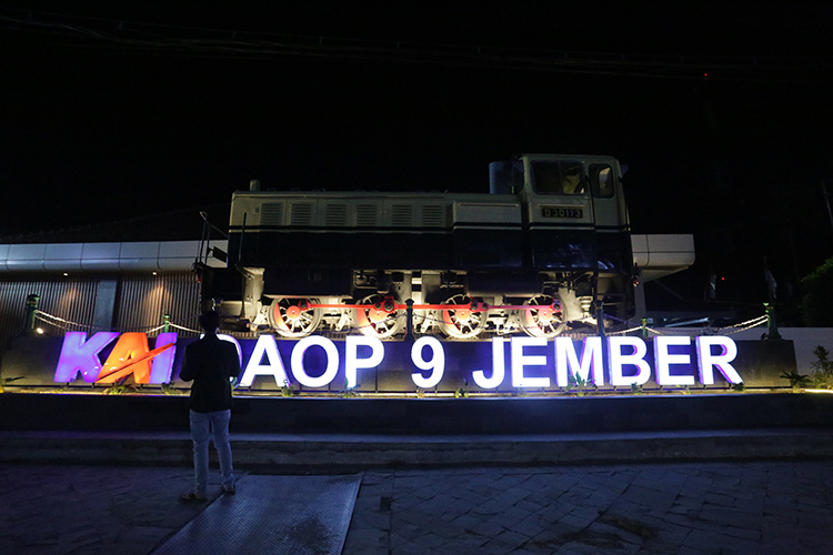 Monumen kereta api juga menjadi salah satu icon Jember. Melalui jalur kereta, pemkab juga akan terus berupaya mengenalkan wisata Jember.