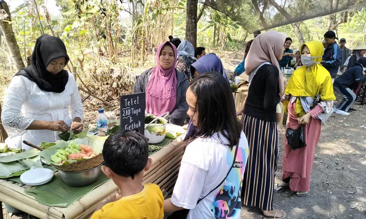 Sejumlah warga bertransaksi di Pasar Pring Sewu Pandaan, di-setting seperti pasar tempo dulu. Pasar ini diharapkan menjadi destinasi anyar.