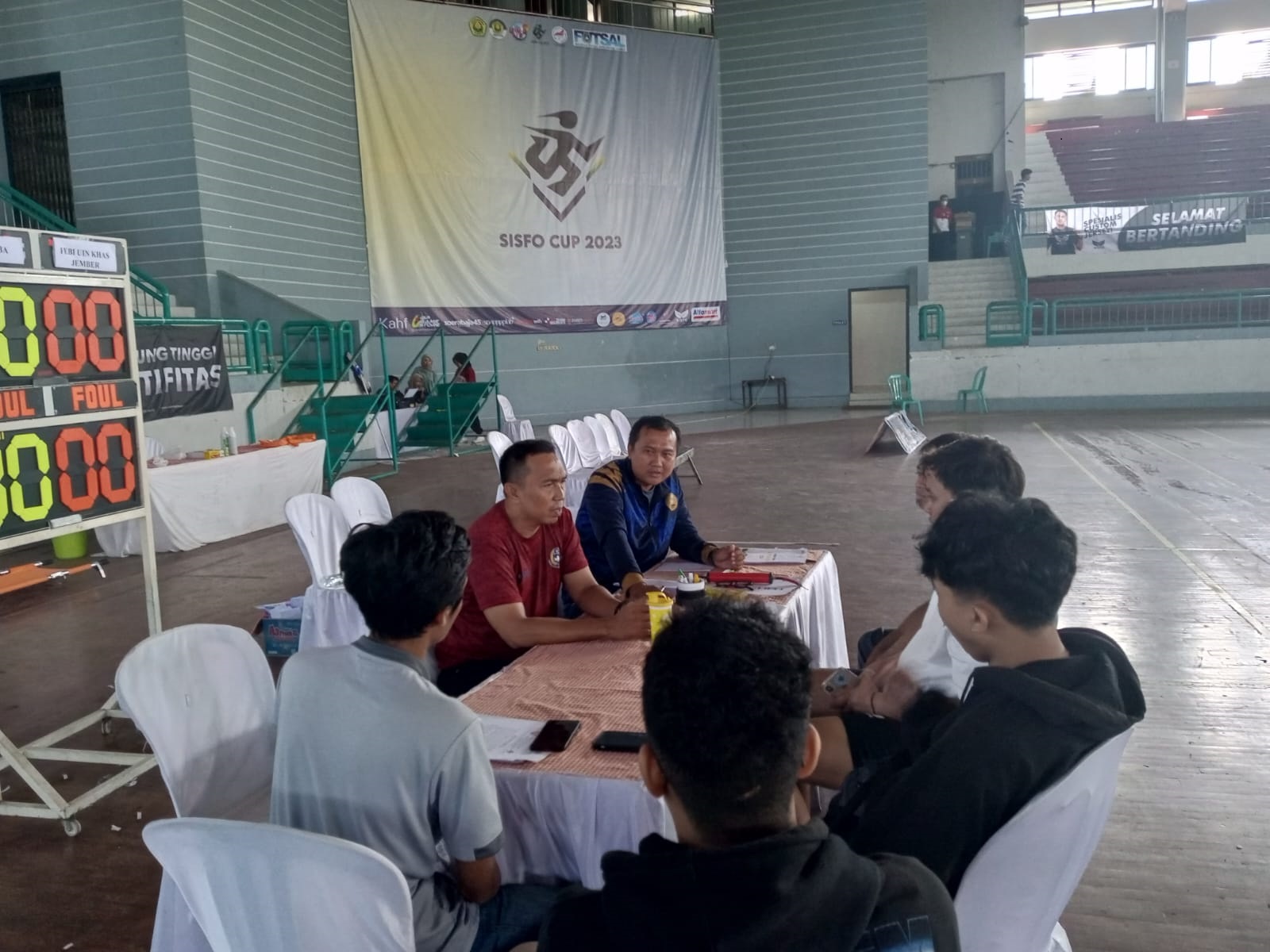 KLARIFIKASI: Pengurus Asosiasi Futsal Kabupaten Jember melakukan klarifikasi kericuhan laga futsal terhadap panitia penyelenggara Sisfo Cup di GOR PKPSO Kaliwates, Minggu (1/10).