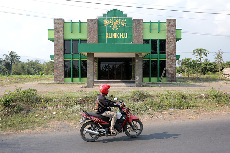 KAPAN BEROPERASI?: Gedung Klinik NU Jember, di Kelurahan Antirogo, Kecamatan Sumbersari, belum dioperasikan untuk melayani pasien.