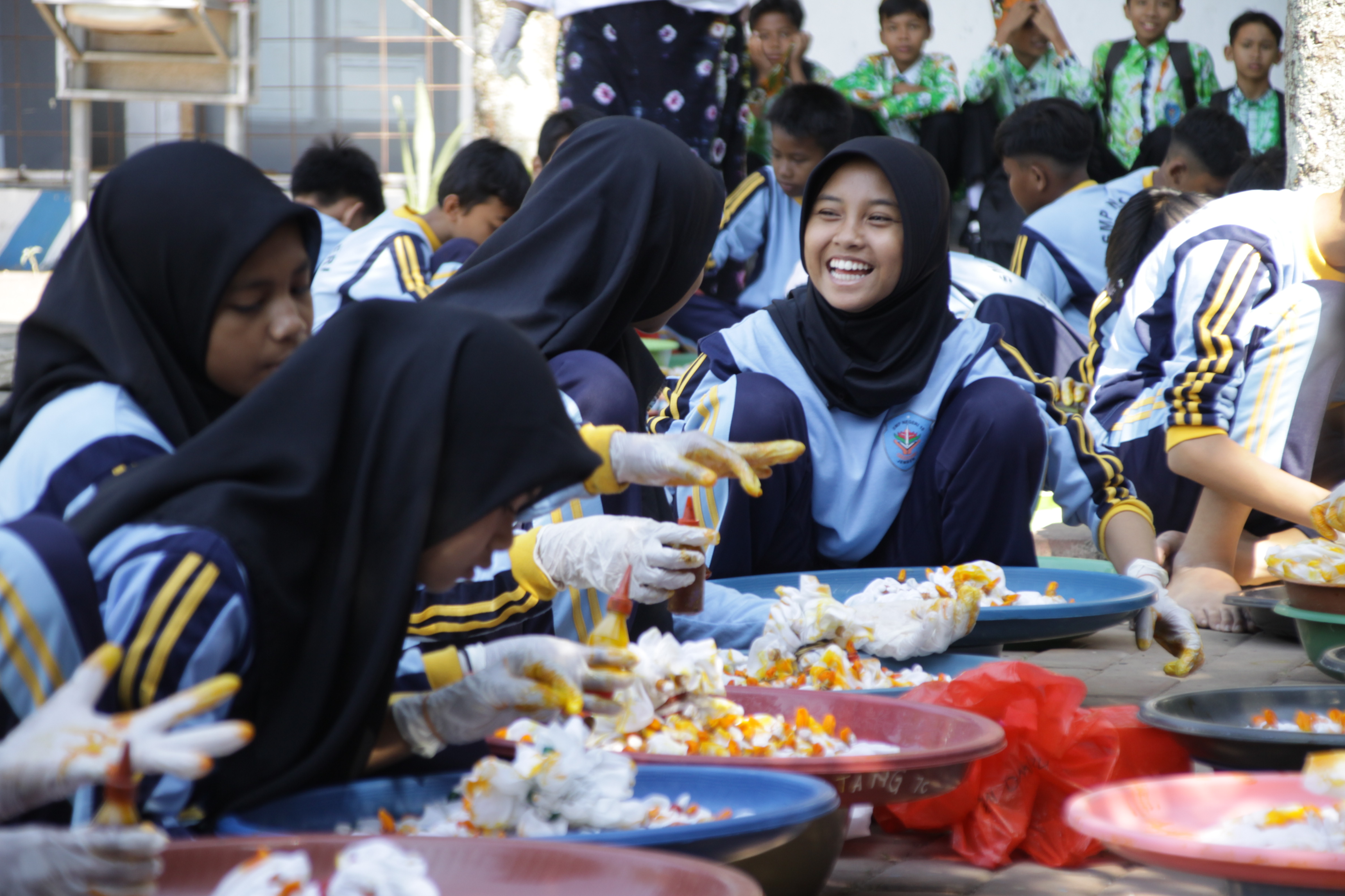 KREATIF: Semangat Siswa SMPN 10 Jember dalam membatik dalam peringatan Hari Batik Nasional, kemarin (2/10).