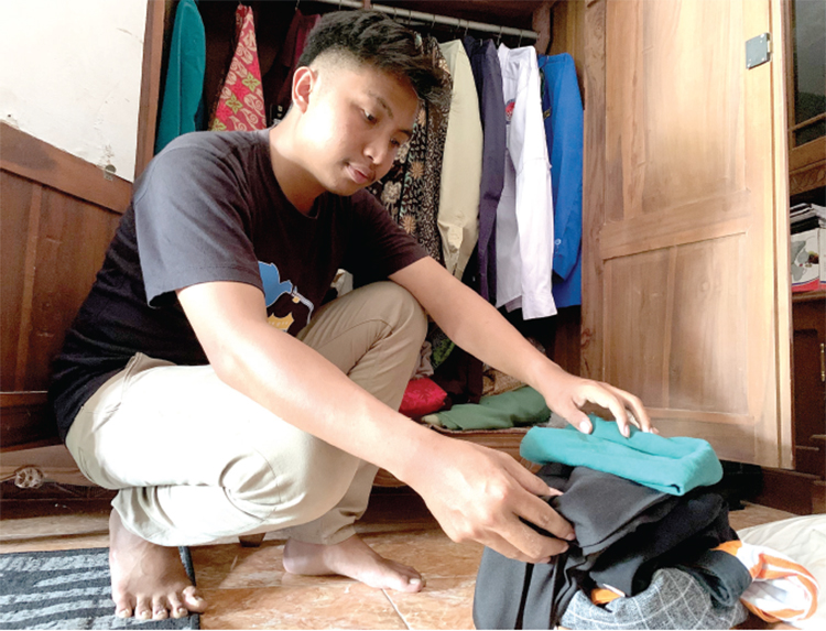 DITATA: Korban sedang memperlihatkan baju yang diacak-acak oleh kawanan perampok.