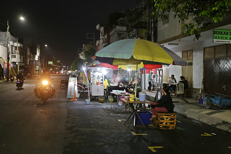SEMAKIN SEMPIT: Kondisi Jalan Samanhudi semakin sesak setelah PKL Jalan Sultan Agung dan Jalan Gajah Mada direlokasi.