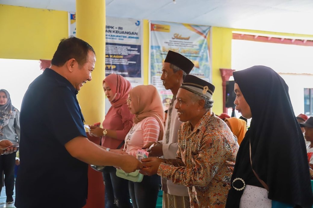 PEDULI: Bupati Jember Hendy Siswanto memberikan bantuan kepada warga yang diambil dari DBHCHT 2023, di Desa Ajung, Rabu (4/10).
