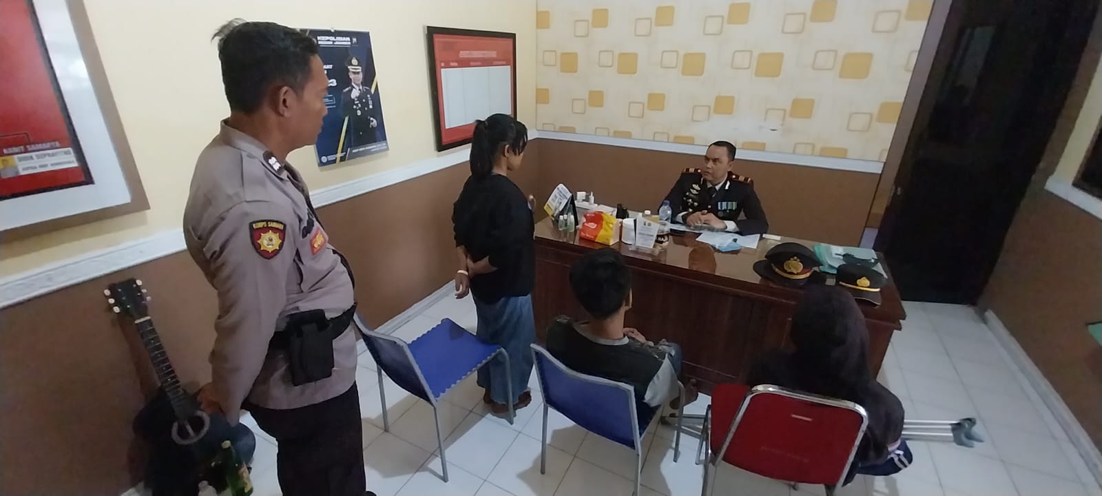 KETERLALUAN: Pasangan anak muda yang diamankan di Mapolsek Patrang setelah pesta miras di salah satu rumah di Wilayah kelurahan baratan, Kecamatan patrang kamis (5/10/2023) pagi. (JUMAI/RJ)