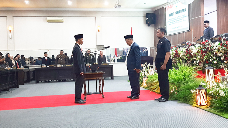 FOKUS: Ketua DPRD Bondowoso Ahmad Dhafir saat melantik Akhyar Tasyid sebagai anggota DPRD menggantikan Fathorasi, kemarin (5/10).