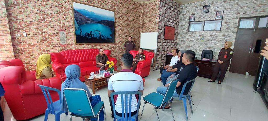 MELALUI RJ: Pihak Kejari Bondowoso ketika mempertemukan kedua belah pihak pelaku dan korban kasus penganiayaan di kantor kejaksaan. Kasus tersebur berakhir dengan keadilan restoratif.
