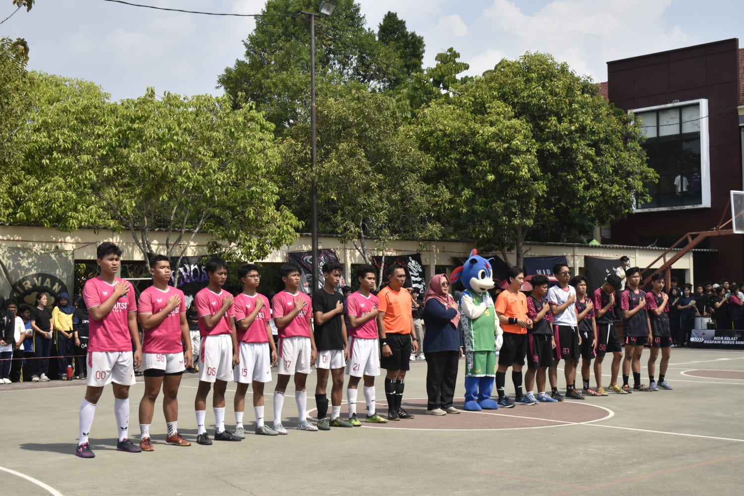 Siswa SMAN 2 Jember saat mengikuti lomba futsal dalam kegiatan KTS SMAN 2 Jember