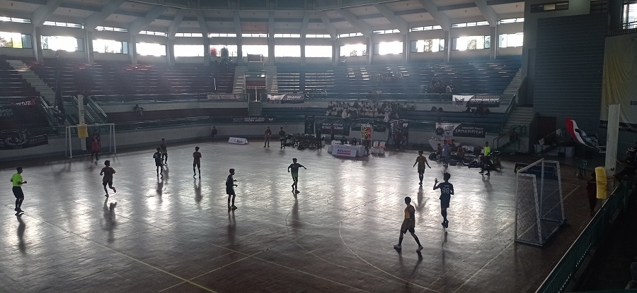 BERJALAN: Pertandingan Sisfo Cup 2023 di GOR PKPSO Kaliwates, kemarin. Kompetisi ini kembali terjadi ricuh antara FEB ITS Mandala dengan FKIP Unej, Rabu lalu (4/10).
