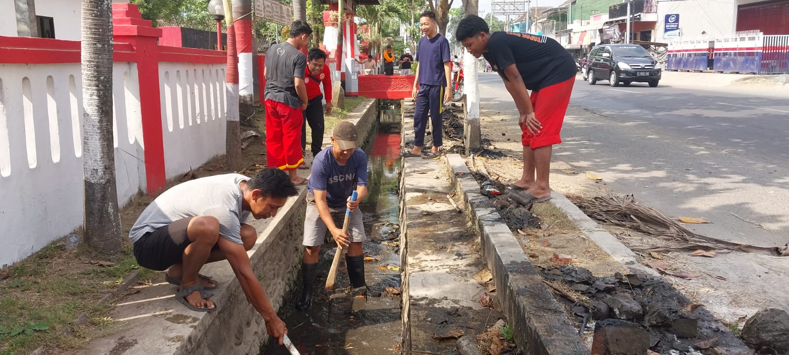 KERJA BAKTI: Sejumlah warga dan perangkat kecamatan Jenggawah ketika melakukan kerja bakti di saluran air. (JUMAI/RJ)