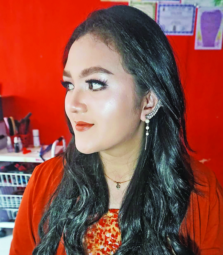 MENAWAN : seorang pelanggan saat disulam alis di NM Griya Rias Salon, kemarin (6/10)