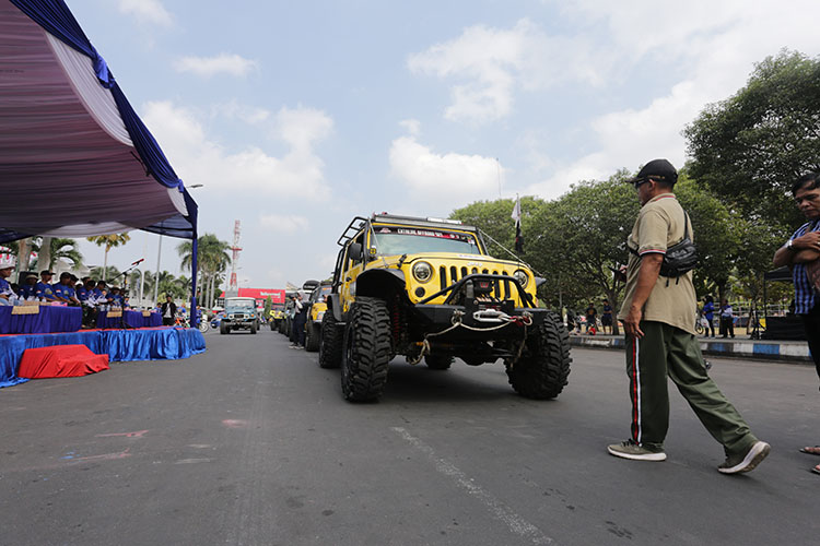 BERSIAP: Para offroader Jember ketika melakukan persiapan sebelum berangkat menuju rute Jawer yang sudah ditentukan sebelumnya.