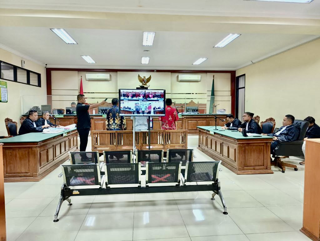 BERSIAP: Para saksi a de charge ketika disumpah, sebelum melakukan persidangan di PN Tipikor Surabaya.