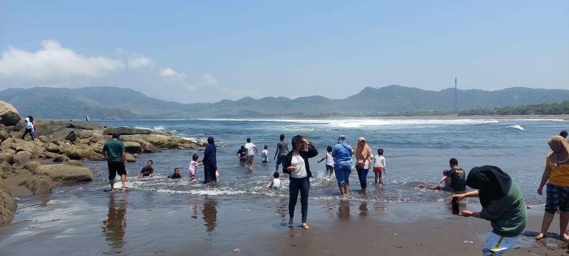 ABAIKAN KESELAMATAN: Wisatawan Pantai Payangan, Dusun Watu Ulo, Desa Sumberejo, Kecamatan Ambulu, tetap saja mandi di pantai walau ada larangan.