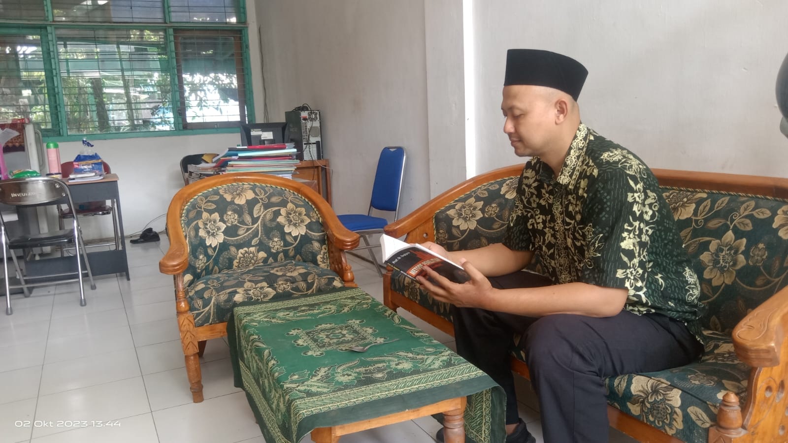 &ldquo;Mereka (orang yang berbohong, Red) mungkin menggaruk-garuk kepala secara berulang-ulang tanpa sadar. Gerakan ini mencerminkan kegelisahan dan ketidaknyamanan yang dapat dijadikan petunjuk kebohongan