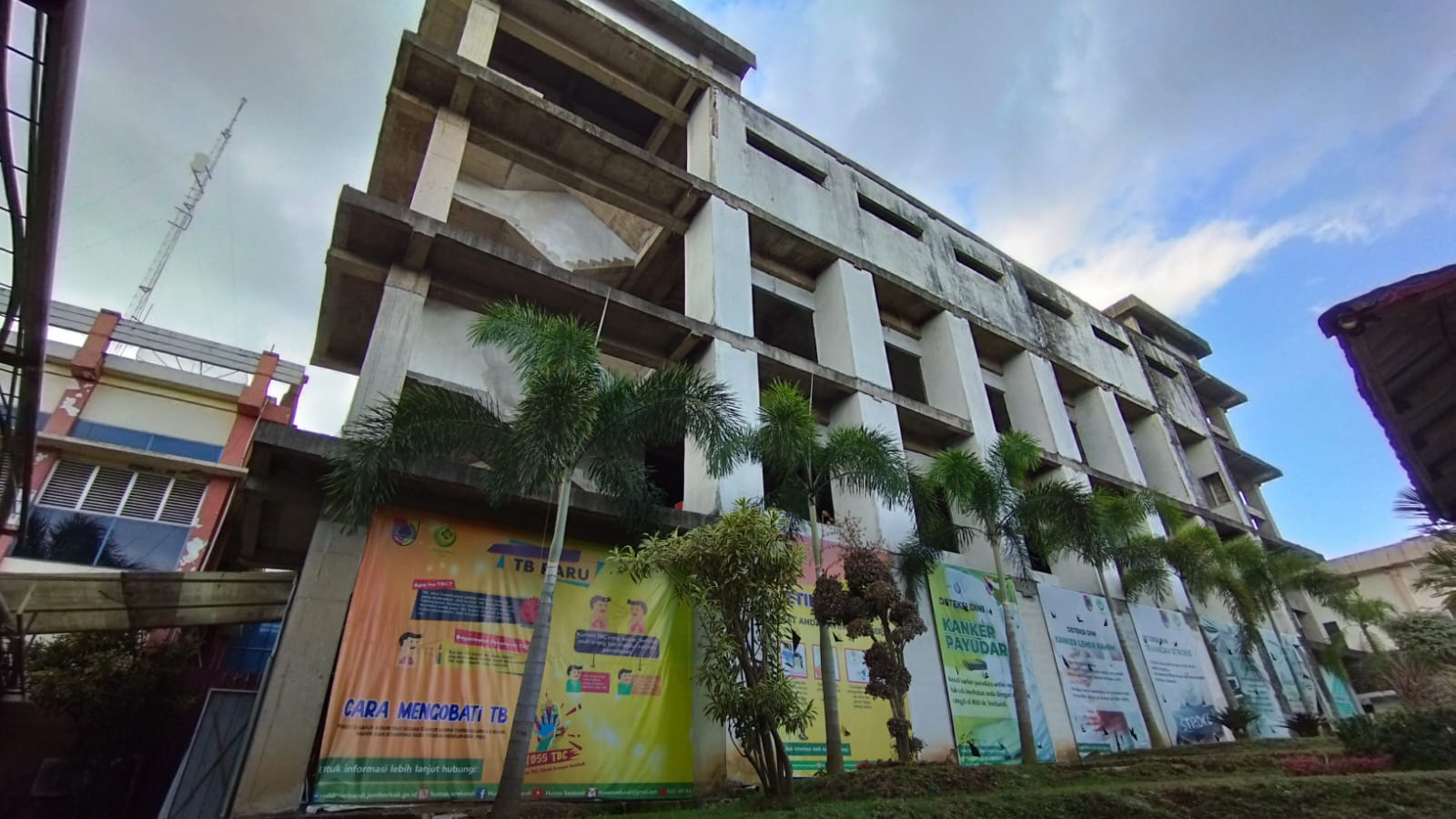 TAK TERURUS: Bangunan gedung empat lantai RSD dr Soebandi Patrang ini menjadi potret proyek fisik yang mandek.